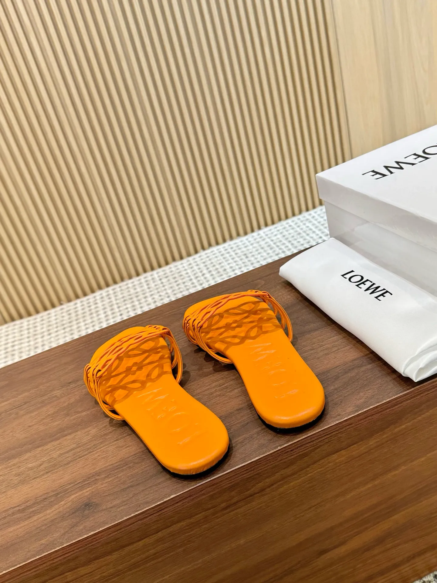 👟👟Ex-factory price 400👟👟 The latest 2025 LOEWE, summer limited edition hollow slippers, they are so beautiful on your feet! ! ! Highly recommended, a super lazy drag, the same style worn by celebrity bloggers! Fabric: Imported sheepskin (black, white, apricot, red, pink, five colors) Lining: Imported sheepskin Outsole: Genuine leather injection dyed bottom Number: 35-42